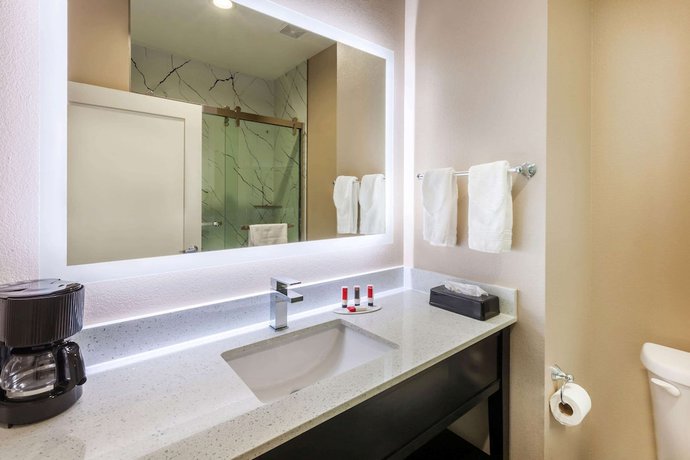 Imagen de la habitación del Hotel Super 8 by Wyndham Kingwood Houston North. Foto 10