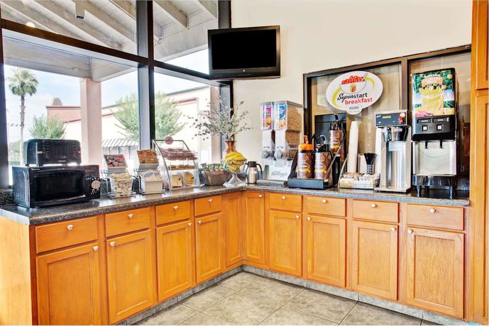 Imagen del bar/restaurante del Hotel Super 8 by Wyndham Kissimmee/Maingate/Orlando Area. Foto 2