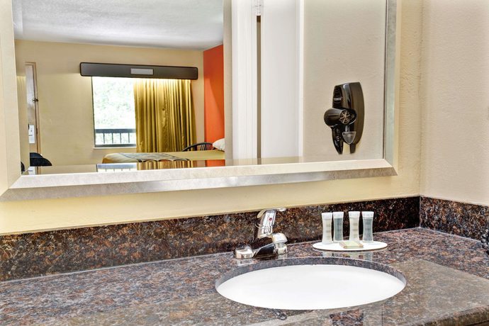 Imagen de la habitación del Hotel Super 8 by Wyndham Kissimmee/Maingate/Orlando Area. Foto 7