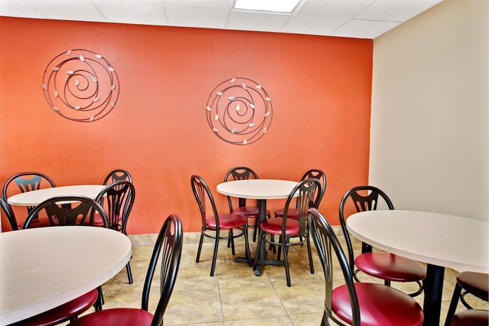 Imagen del bar/restaurante del Hotel Super 8 by Wyndham Kissimmee/Maingate/Orlando Area. Foto 3