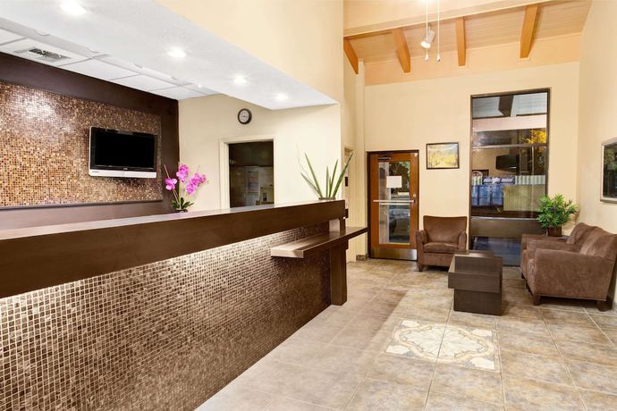 Imagen de los interiores del Hotel Super 8 by Wyndham Kissimmee/Maingate/Orlando Area. Foto 14