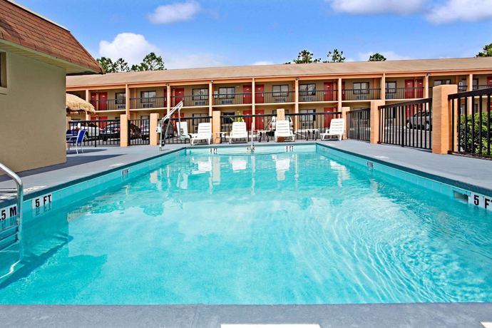 Imagen de la piscina del Hotel Super 8 by Wyndham Kissimmee/Maingate/Orlando Area. Foto 15