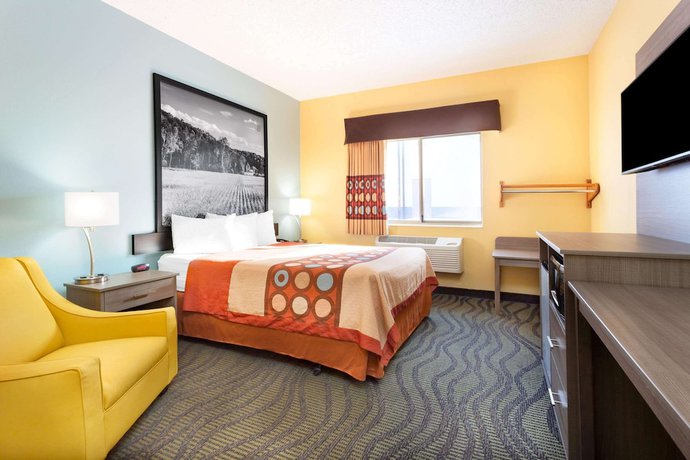 Imagen de la habitación del Hotel Super 8 by Wyndham Kokomo. Foto 4