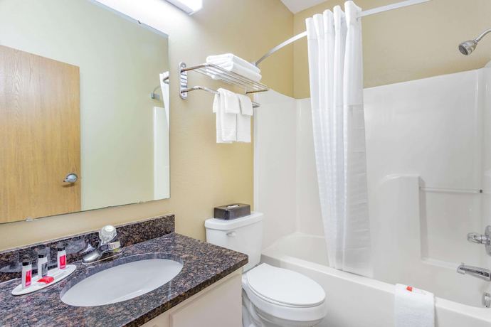 Imagen de la habitación del Hotel Super 8 by Wyndham Kokomo. Foto 5