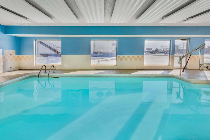 Imagen de la piscina del Hotel Super 8 by Wyndham Kokomo. Foto 19