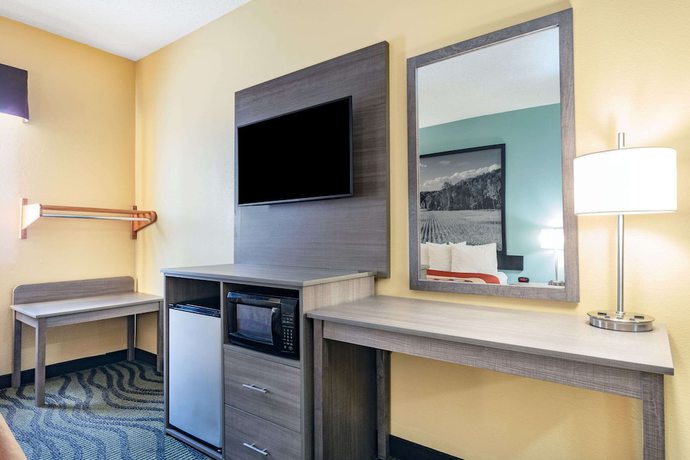 Imagen de la habitación del Hotel Super 8 by Wyndham Kokomo. Foto 7