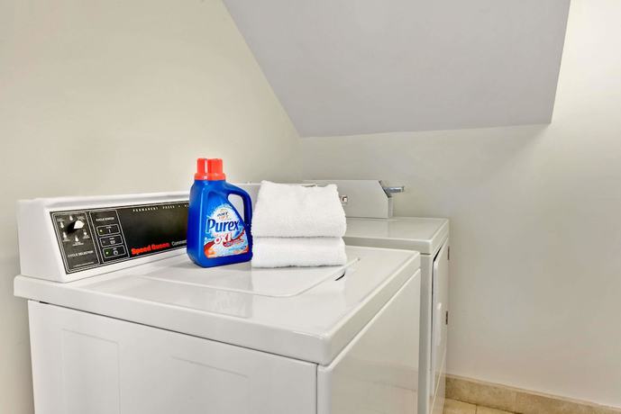 Imagen de los interiores del Hotel Super 8 by Wyndham Kokomo. Foto 16