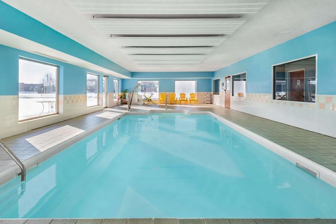 Imagen de la piscina del Hotel Super 8 by Wyndham Kokomo. Foto 20