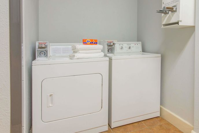 Imagen de los interiores del Hotel Super 8 by Wyndham Lake Charles/Sulphur. Foto 18