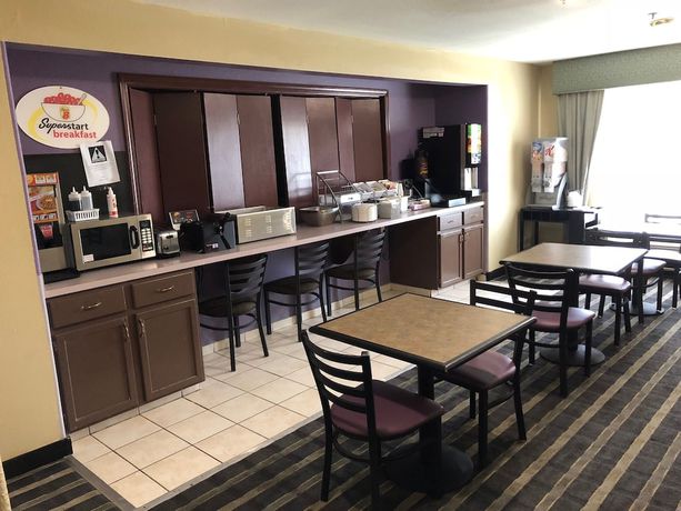 Imagen del bar/restaurante del Hotel Super 8 by Wyndham Lake Charles/Sulphur. Foto 2
