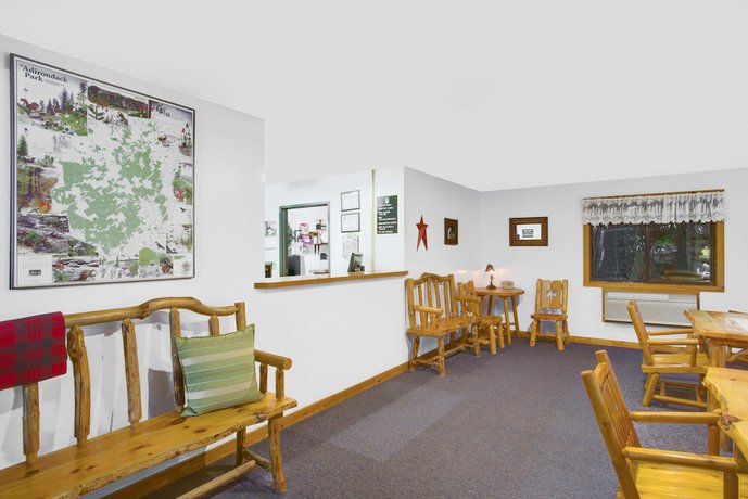 Imagen de los interiores del Hotel Super 8 by Wyndham Lake George/Warrensburg Area. Foto 16