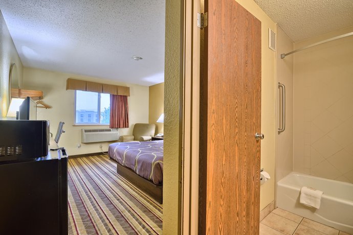Imagen de la habitación del Hotel Super 8 by Wyndham Latham - Albany Airport. Foto 11