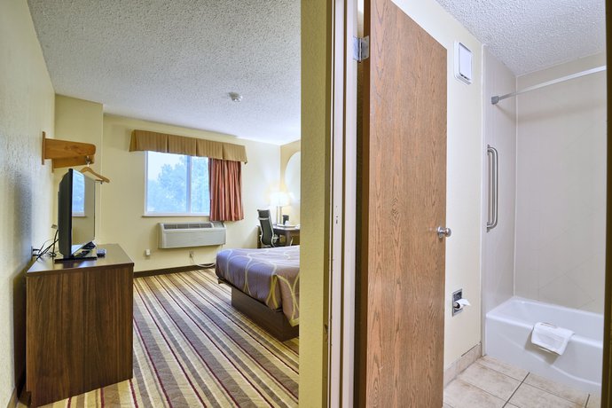 Imagen de la habitación del Hotel Super 8 by Wyndham Latham - Albany Airport. Foto 19