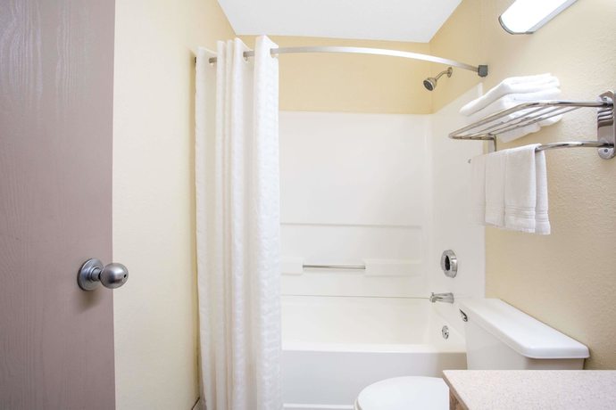 Imagen de la habitación del Hotel Super 8 by Wyndham Lewisburg. Foto 4