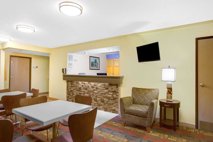 Imagen de los interiores del Hotel Super 8 by Wyndham Lewisburg. Foto 14