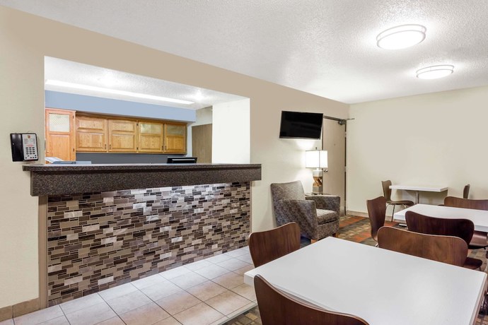 Imagen de los interiores del Hotel Super 8 by Wyndham Lewisburg. Foto 15