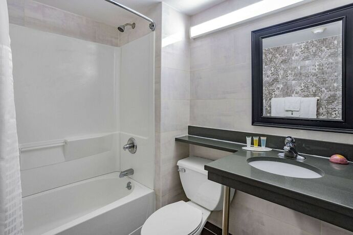 Imagen de la habitación del Hotel Super 8 by Wyndham Lindenhurst. Foto 8