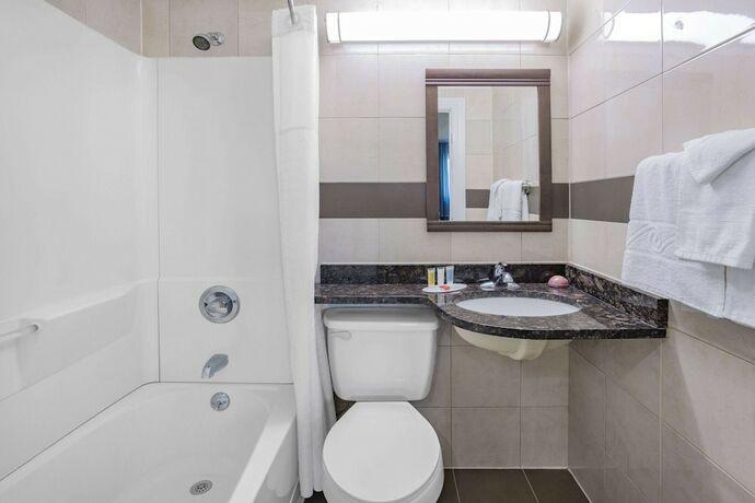 Imagen de la habitación del Hotel Super 8 by Wyndham Lindenhurst. Foto 9