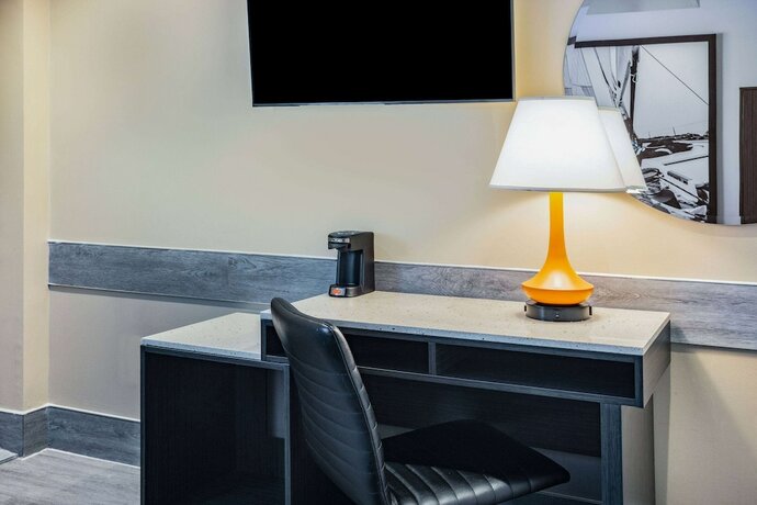 Imagen de la habitación del Hotel Super 8 by Wyndham Lindenhurst. Foto 10