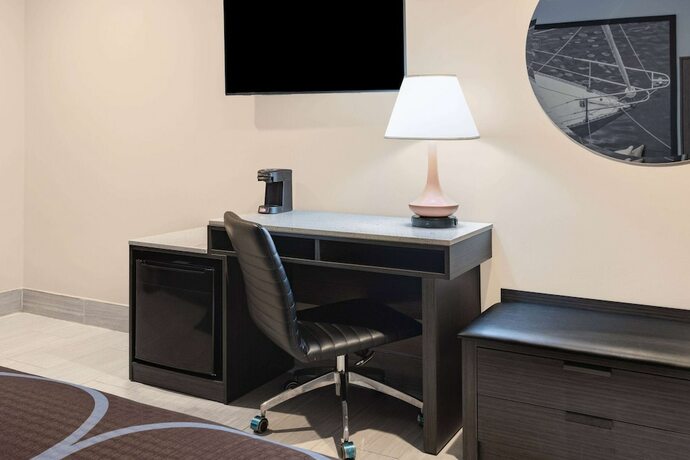 Imagen de la habitación del Hotel Super 8 by Wyndham Lindenhurst. Foto 11