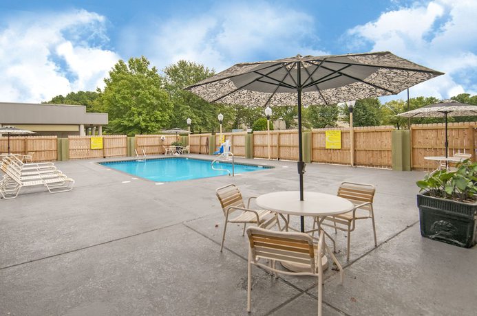 Imagen de la piscina del Hotel Super 8 by Wyndham Little Rock/Otter Creek. Foto 20