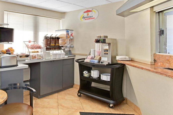 Imagen del bar/restaurante del Hotel Super 8 by Wyndham Long Island City LGA Hotel. Foto 4