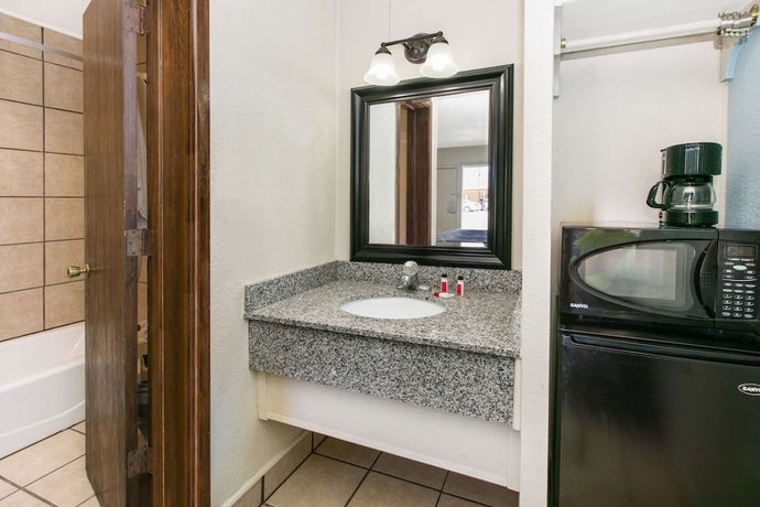 Imagen de la habitación del Hotel Super 8 by Wyndham Lubbock Civic Center North. Foto 9