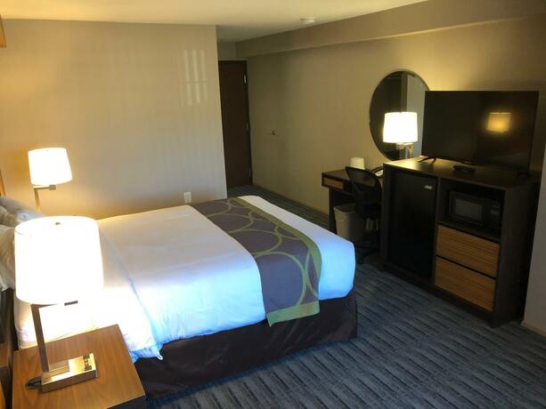 Imagen de la habitación del Hotel Super 8 by Wyndham Lynnwood. Foto 4