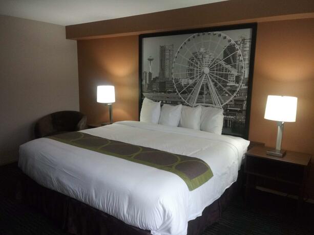Imagen de la habitación del Hotel Super 8 by Wyndham Lynnwood. Foto 6
