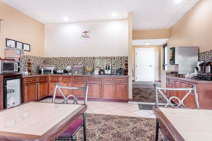 Imagen del bar/restaurante del Hotel Super 8 by Wyndham Macon West. Foto 4