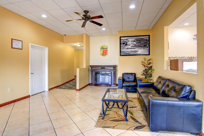 Imagen de los interiores del Hotel Super 8 by Wyndham Macon West. Foto 16