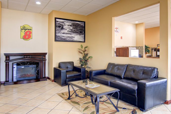 Imagen de los interiores del Hotel Super 8 by Wyndham Macon West. Foto 18