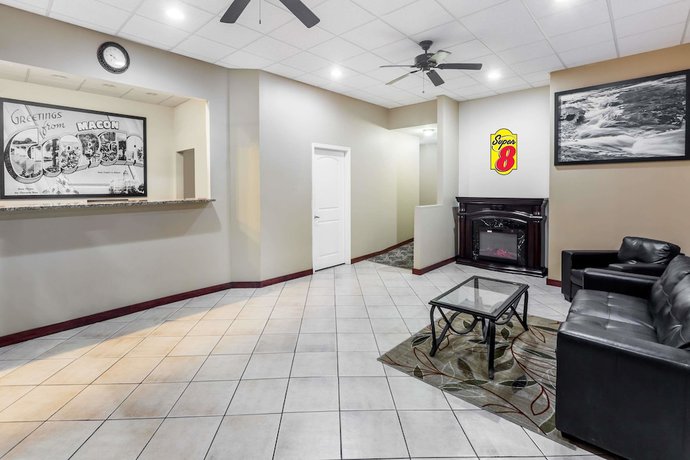 Imagen de los interiores del Hotel Super 8 by Wyndham Macon West. Foto 19