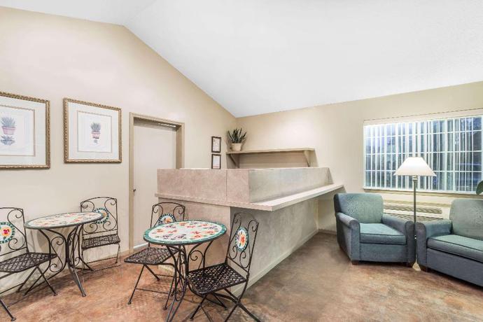 Imagen de los interiores del Hotel Super 8 by Wyndham Madison. Foto 10