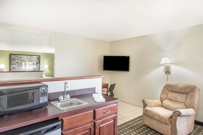 Imagen de la habitación del Hotel Super 8 by Wyndham Madison/Hanover Area. Foto 4