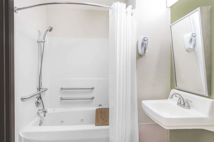 Imagen de la habitación del Hotel Super 8 by Wyndham Madison/Hanover Area. Foto 8