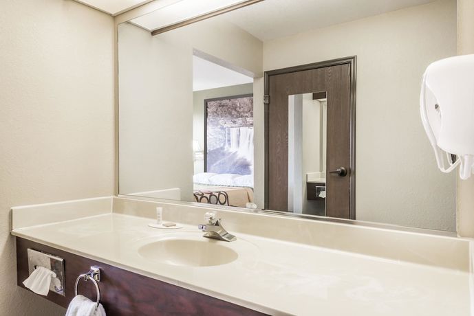 Imagen de la habitación del Hotel Super 8 by Wyndham Madison/Hanover Area. Foto 13