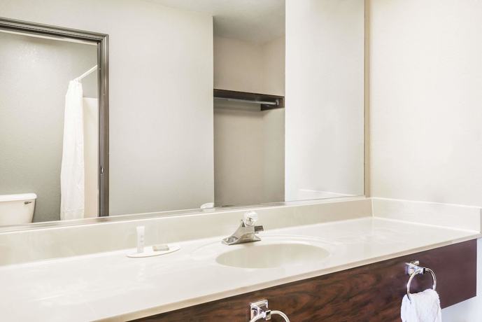 Imagen de la habitación del Hotel Super 8 by Wyndham Madison/Hanover Area. Foto 18