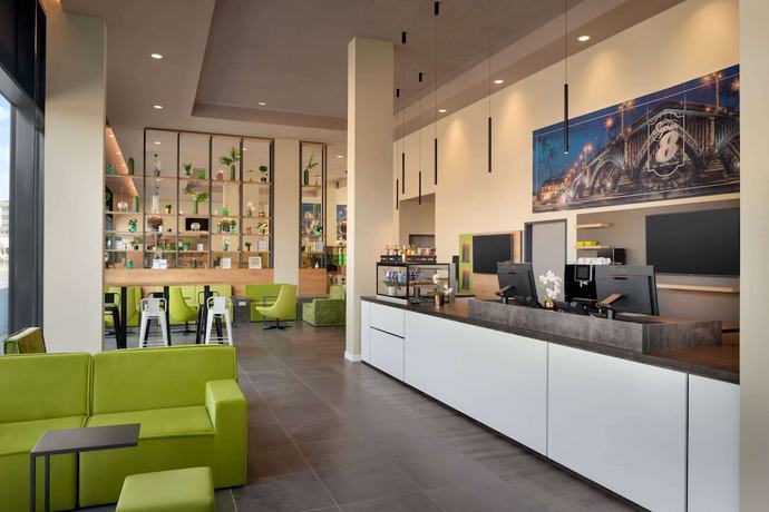 Imagen de los interiores del Hotel Super 8 by Wyndham Mainz Zollhafen. Foto 20