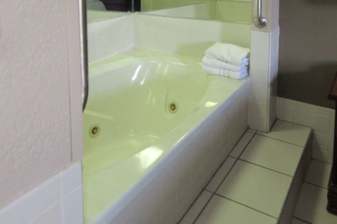 Imagen de la habitación del Hotel Super 8 by Wyndham Manchester TN. Foto 8