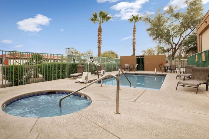 Imagen de la piscina del Hotel Super 8 by Wyndham Marana/Tucson Area. Foto 13