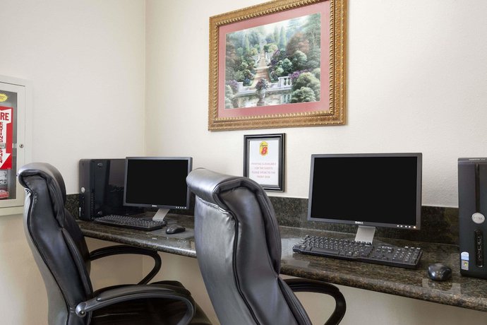 Imagen de los interiores del Hotel Super 8 by Wyndham Marana/Tucson Area. Foto 11