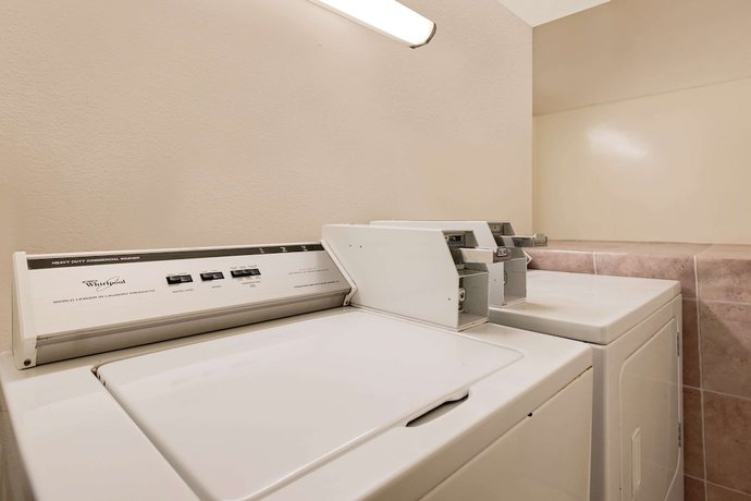Imagen de los interiores del Hotel Super 8 by Wyndham Martinsburg. Foto 14