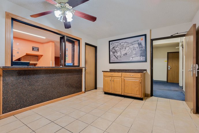 Imagen de los interiores del Hotel Super 8 by Wyndham Martinsburg. Foto 15