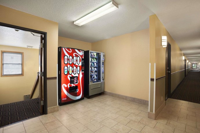 Imagen de los interiores del Hotel Super 8 by Wyndham Mattoon. Foto 16