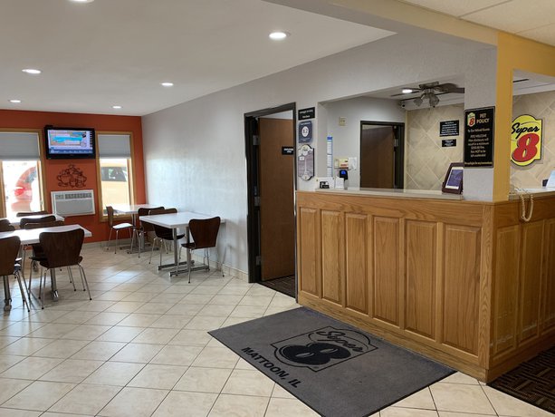 Imagen de los interiores del Hotel Super 8 by Wyndham Mattoon. Foto 17