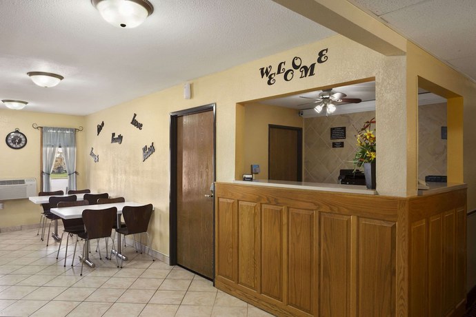 Imagen de los interiores del Hotel Super 8 by Wyndham Mattoon. Foto 18