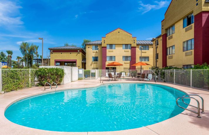 Imagen de la piscina del Hotel Super 8 by Wyndham - Mesa/Gilbert. Foto 15