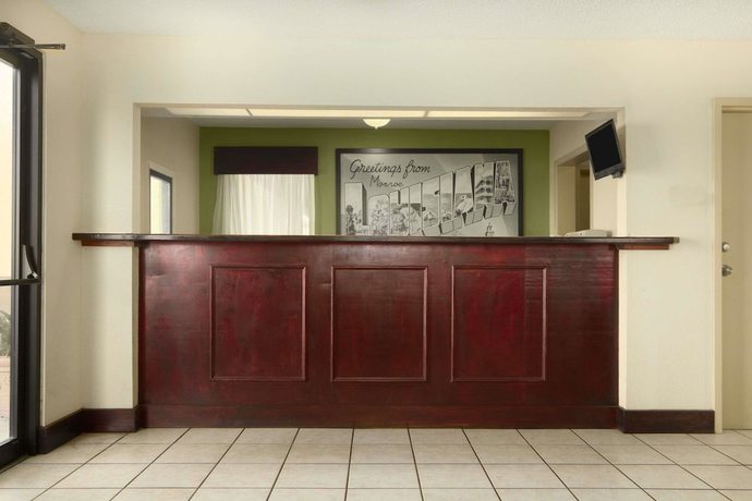 Imagen de los interiores del Hotel Super 8 by Wyndham Monroe. Foto 19