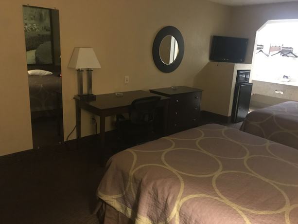 Imagen de la habitación del Hotel Super 8 by Wyndham Monroe. Foto 2